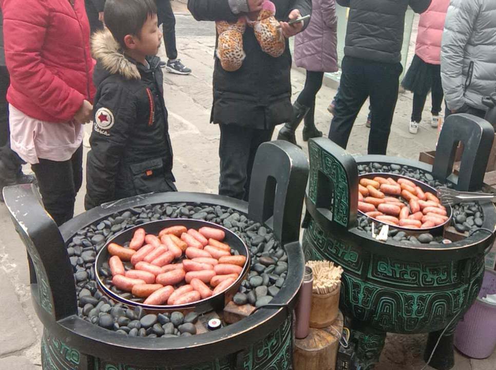 漢伯(bo)尅石鍋烤腸貴陽(yang)廟會(hui)倍受歡迎