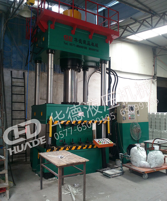 HDY71係(xi)列四(si)柱(zhu)液(ye)壓(ya)機(ji)